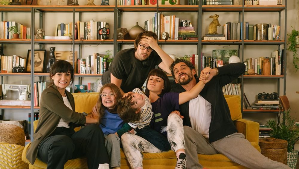 Comienza el rodaje de 'Mamá o Papá', la nueva comedia de Paco León y Miren Ibarguren, dirigida por Dani de la Orden | ATRESMEDIA CINE